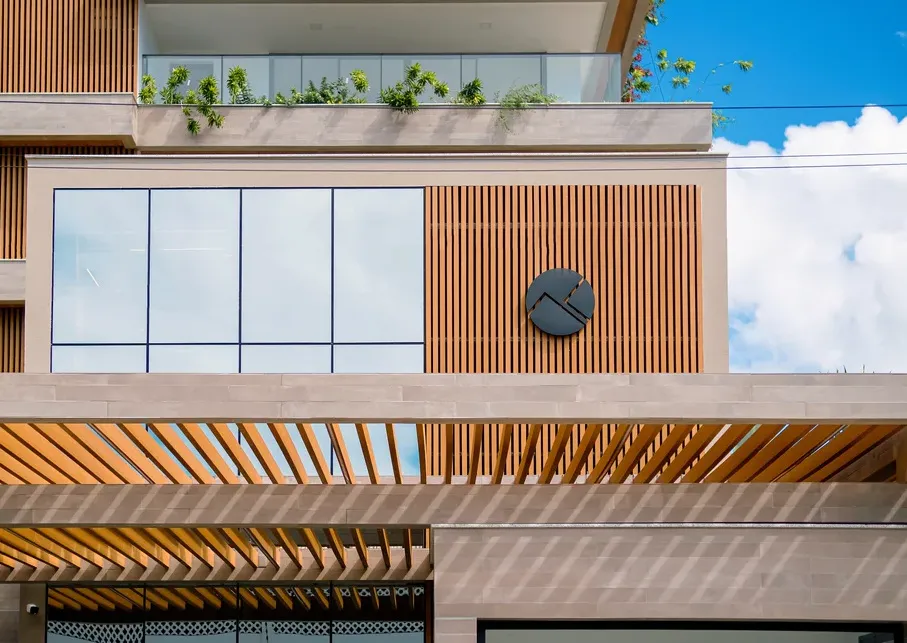 Empreendimento residencial — brises em fachada e pergolado