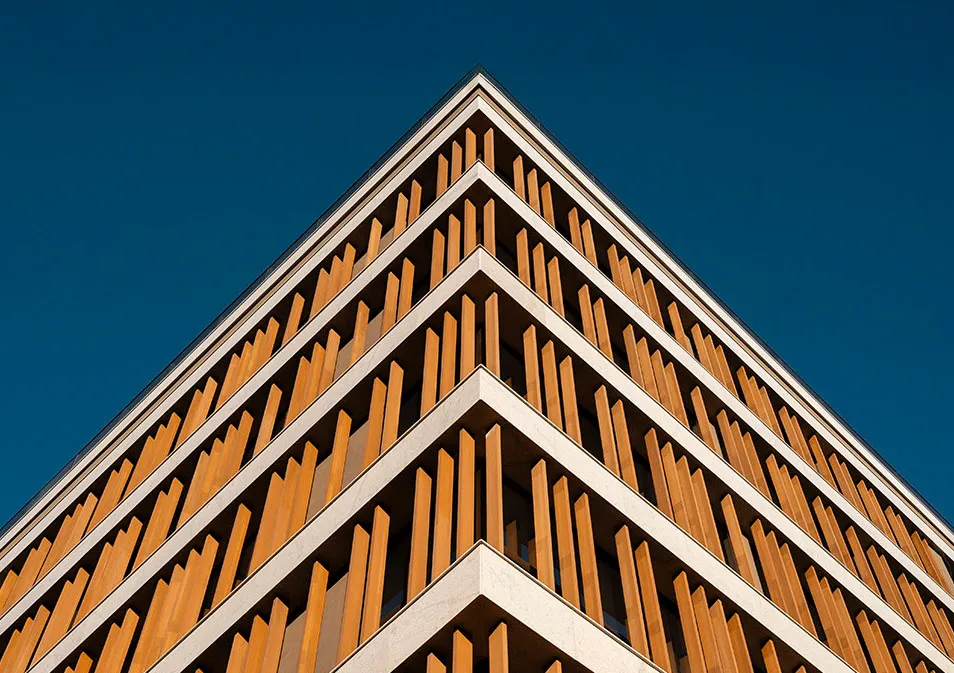 Edifício alto — fachada completa com brises verticais