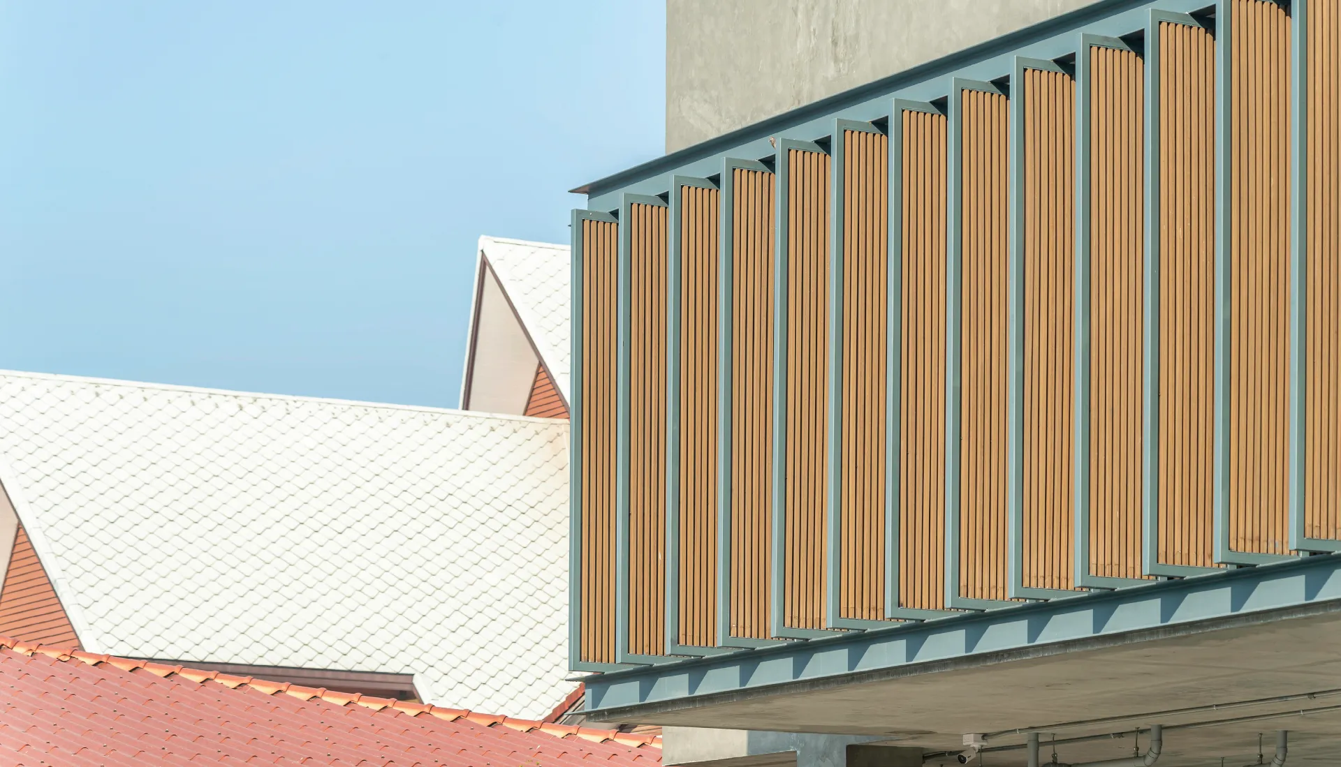 Fachada comercial com brises verticais alinhados · Cor Teak