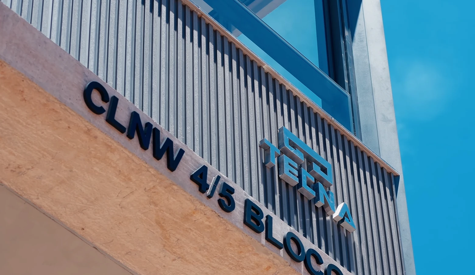 Edifício comercial — revestimento Shield em fachada