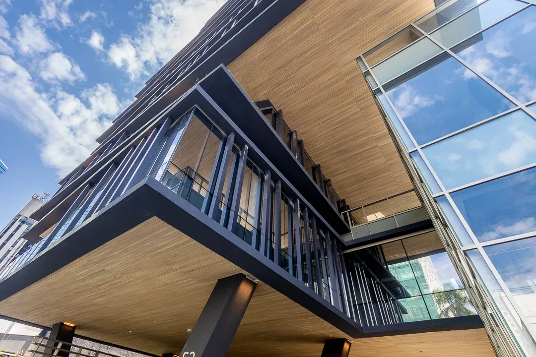 Edifício corporativo — fachada Shield + estrutura metálica